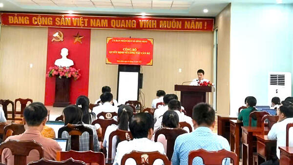 ỦY BAN NHÂN DÂN XÃ BÌNH MINH TỔ CHỨC CÔNG BỐ CÁC QUYẾT ĐỊNH VỀ CÔNG TÁC CÁN BỘ